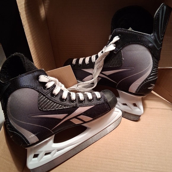 Boy's Reebok Ice Skates, Junior Size 2 D - Picture 4 of 12